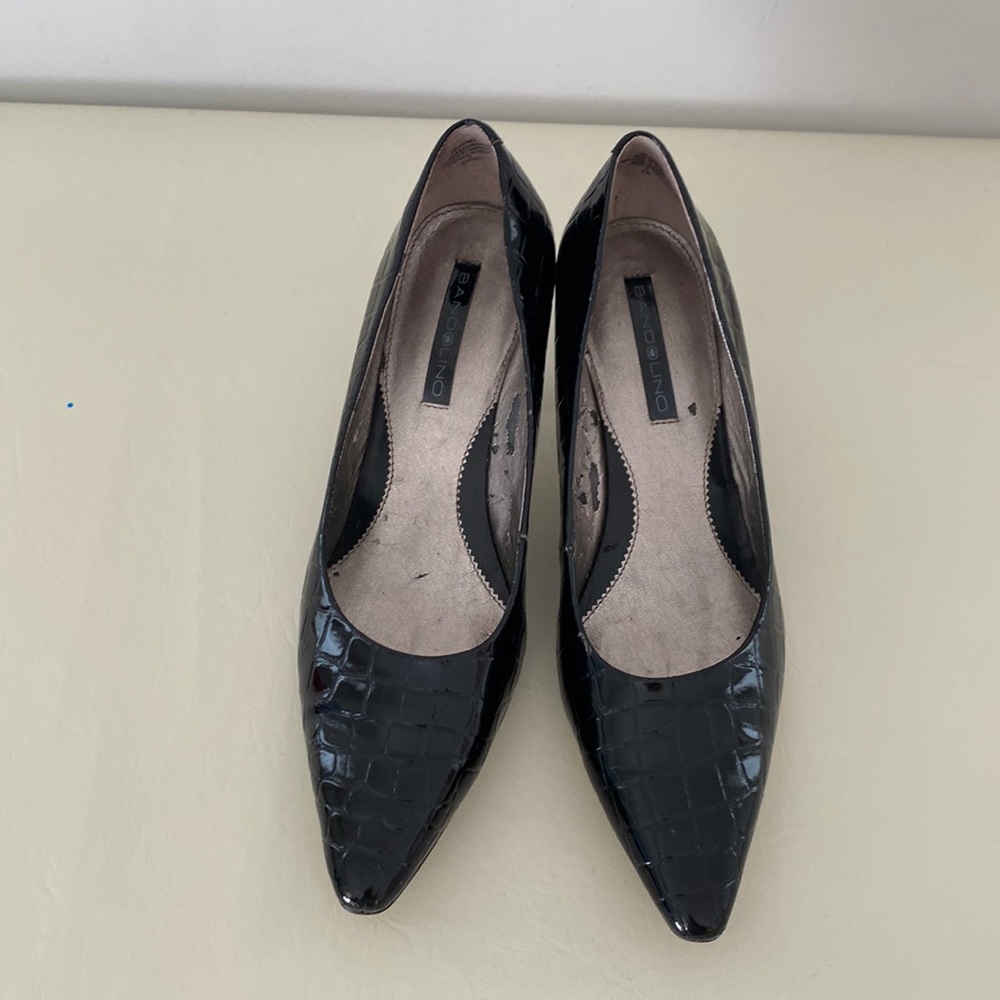 Bandolino black alligator faux leather shoes with kitten heels & pointed toe. 6M